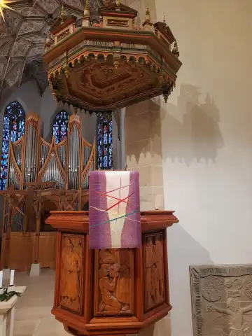 Kanzel mit lila Parament